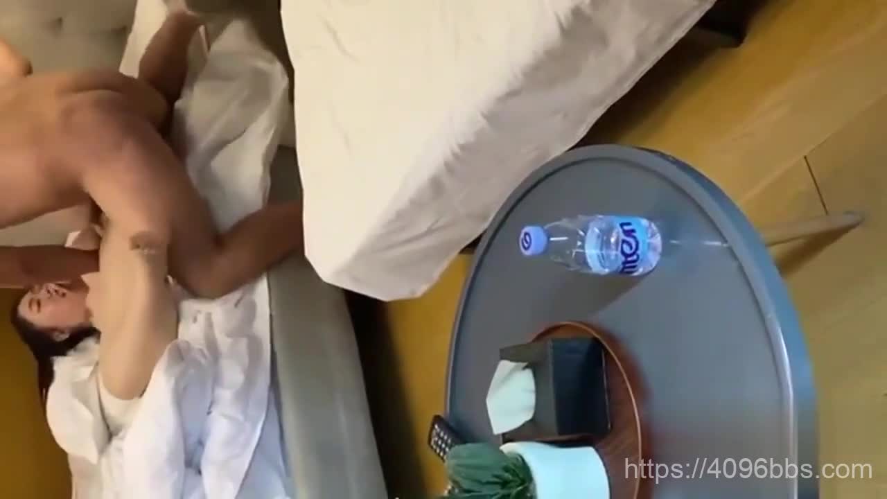 【好片分享】《百度云泄密》绿帽老公带着丰满的老婆,参加淫乱的3P聚会,嗨翻现场