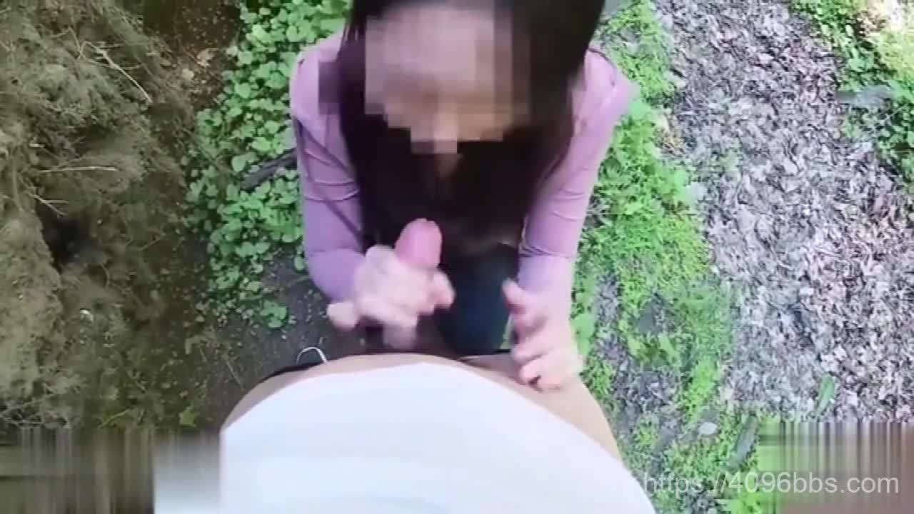 【国产精品】加拿大公园野战，差点被发现-下面有跟棒棒糖