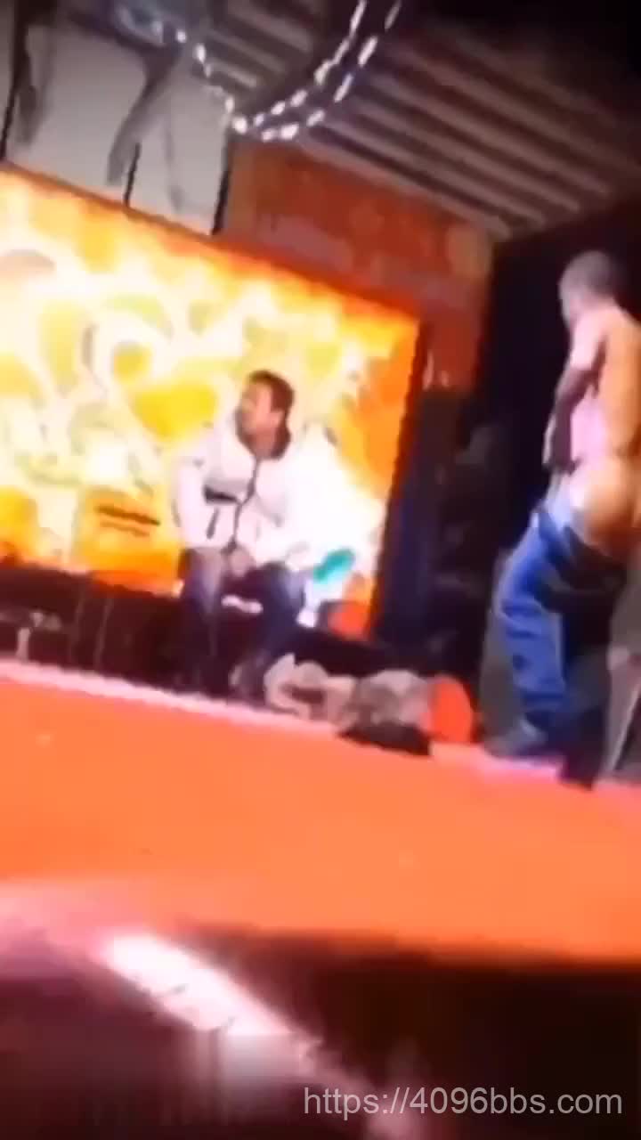 乡村酒席跳脱衣舞台下老头受不了冲上去把这女的上了台下还这么多观众