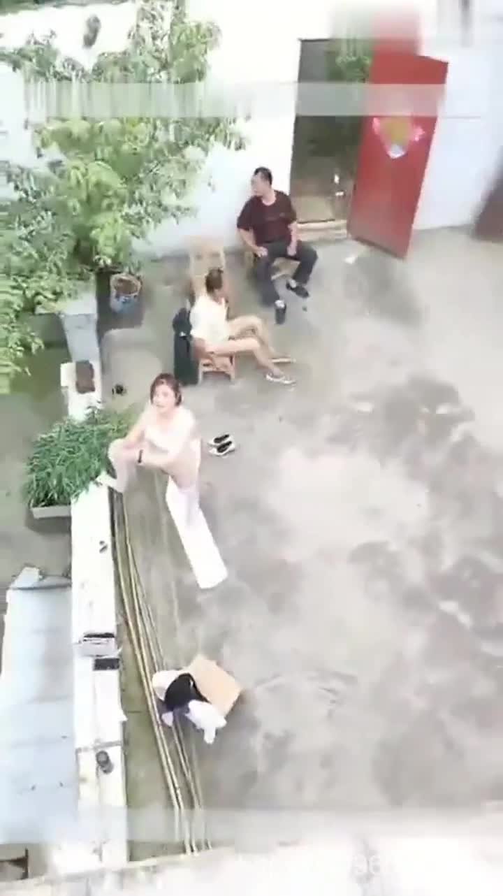 大院里无意中偷拍到的搞笑3P俩老当益壮轮操肤白貌美兼职骚妇跪舔站炮后入