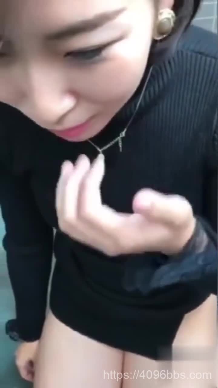 【好片分享】大白天来到楼梯道光屁屁在地上被无套输出 最后口爆吃精 一点不剩 好反差