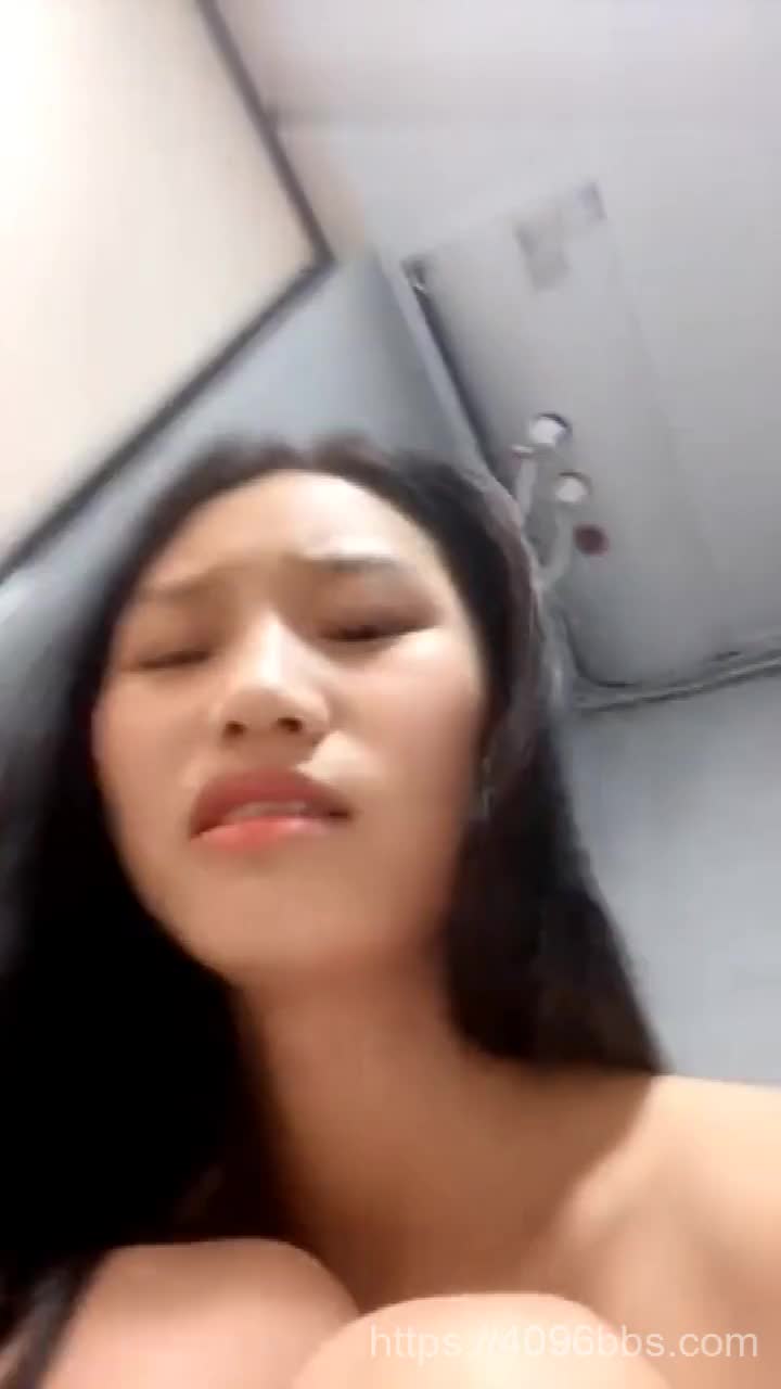 年轻的小情侣电竞酒店开房激情啪啪给狼友看，全程露脸互动撩骚听指挥，口交大鸡巴吃奶玩逼特写无套内射中出