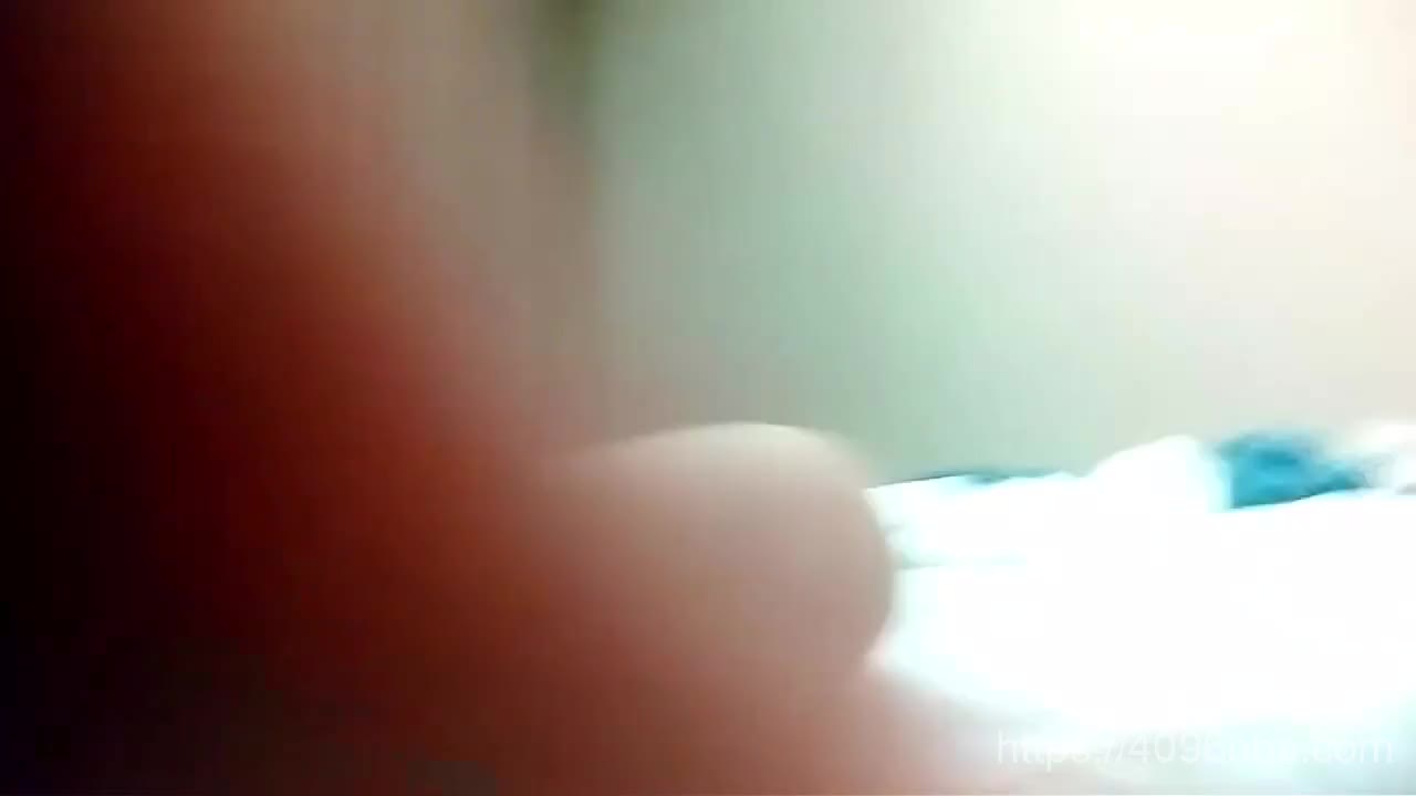 【探访按摩店】黑丝极品小少妇，技术一流，吹含舔吃鸡技术一流，被嫖客按着床上无情猛艹！