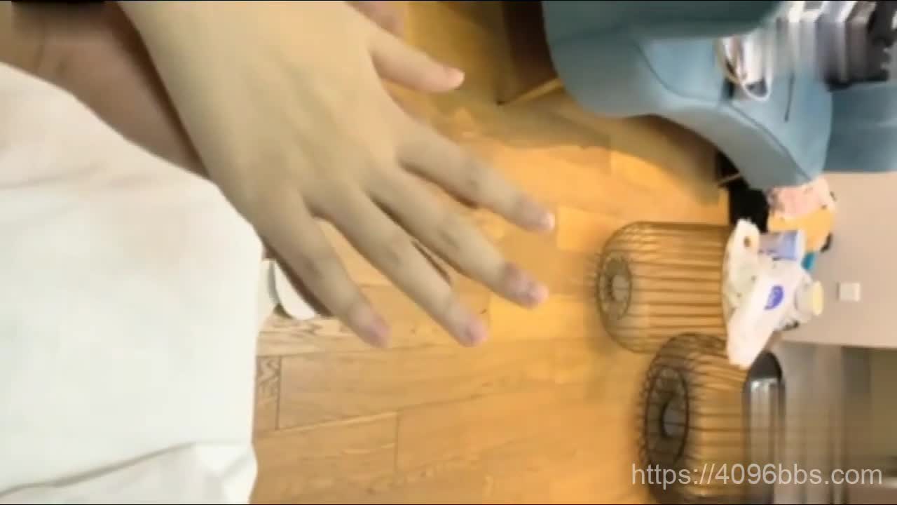 【好片分享】新疆美女酒店私拍黑丝美腿无套啪啪