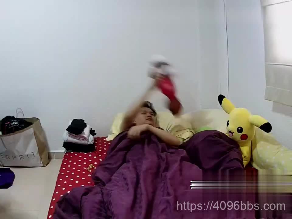 【偷拍】破解家庭网络摄像头监控情侣啪啪男友干的太猛早射了女友没满足一脸不高兴,好像抱怨了几句那男的