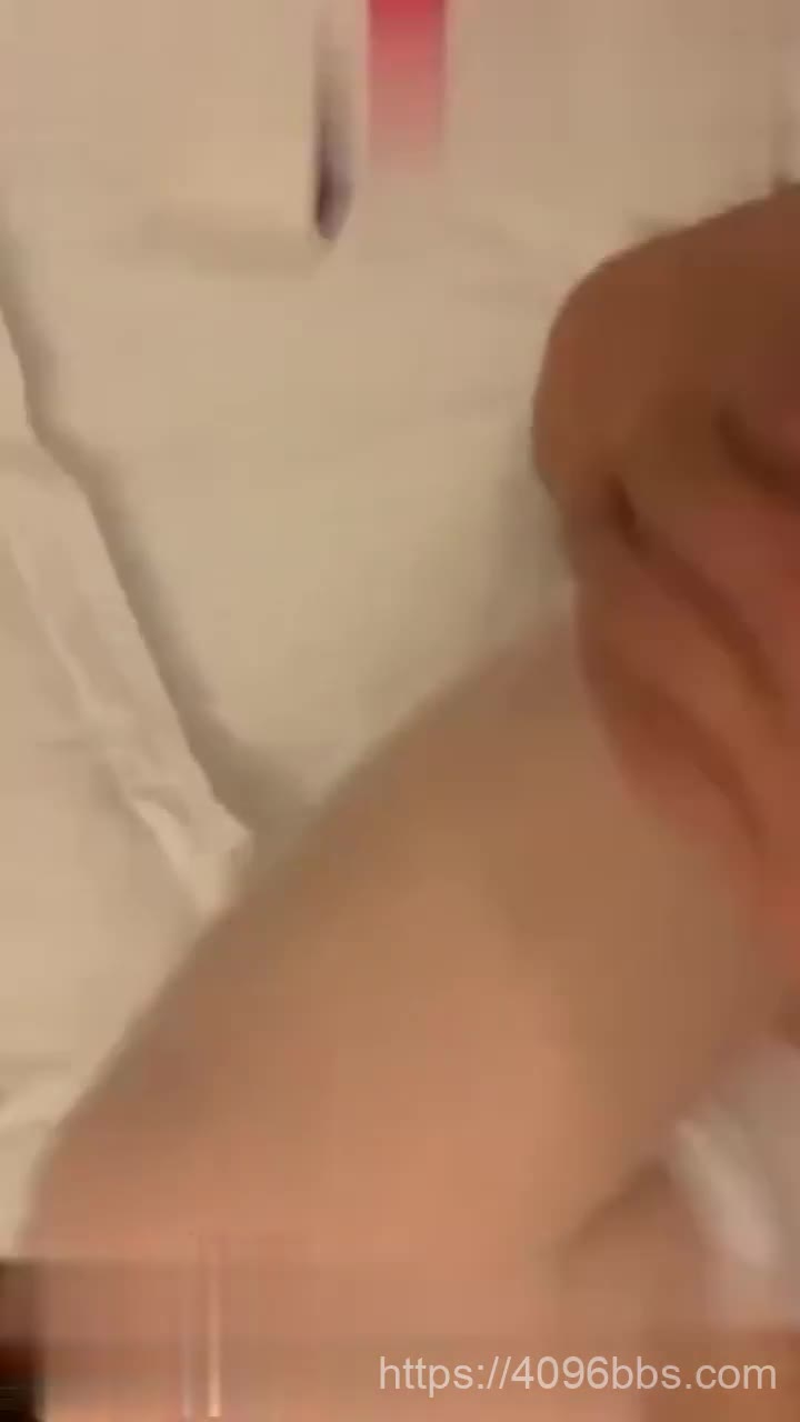 【好片分享】浙江舟山新婚人妻胡娜私密视频流出床上揉胸吃鸡狂秀舌技巨乳撅起被内射白浊流出