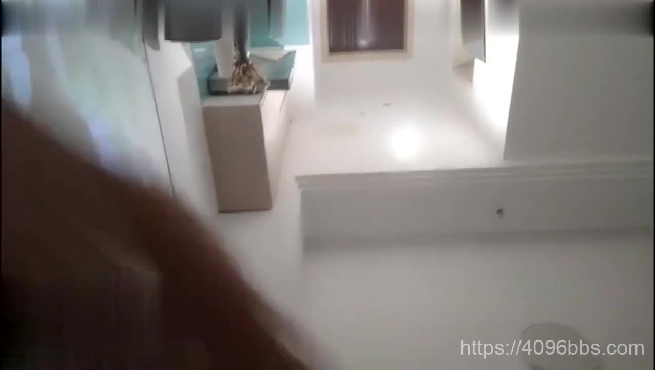 俩猥琐大叔各种带着自己的女伴酒店玩换妻还找来单男三男两女玩5P淫声荡语骚话不断