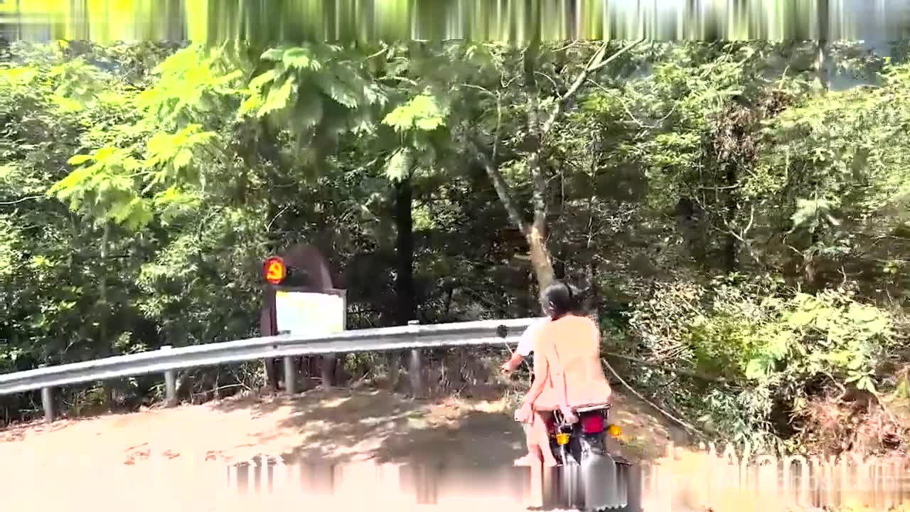 【国产精品】9月新品，天花板露出狂人御姐【cikaimoon】最新作品，白天大胆露出无视路人，调戏老头大叔