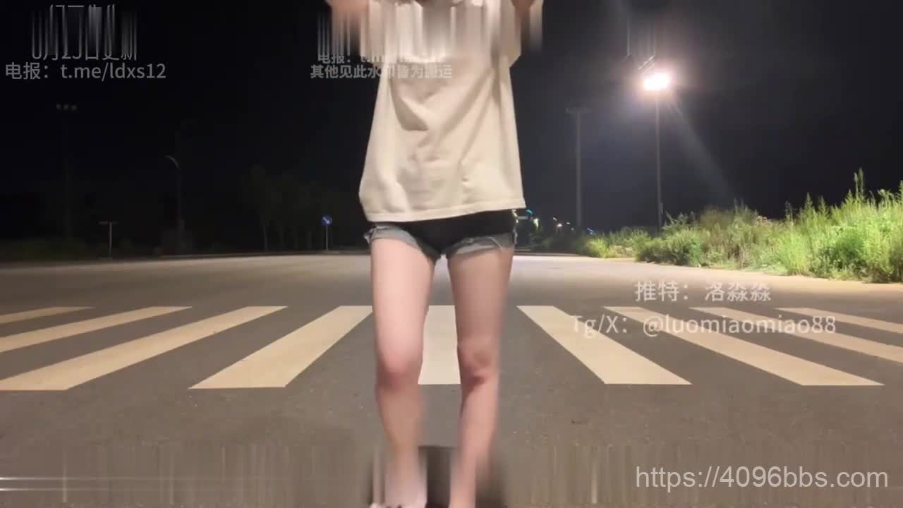 【好片分享】爱露出的女大✅『洛淼淼』斑马线学狗爬楼道乳夹上面还有男生抽烟呢，好刺激想让他看见又怕