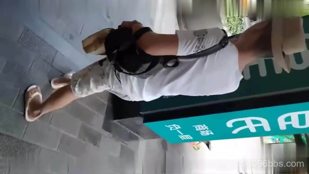 【好片分享】真实记录上海绿帽男和朋友一起操他的母狗女友